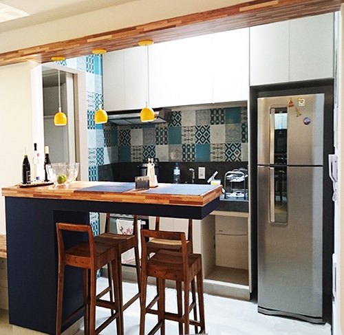 cozinha azul com ladrilho e madeira
